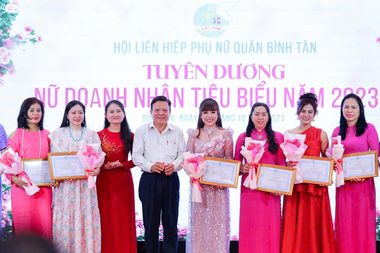 Ann Giao Elegant Gift nhận bằng khen Nữ Doanh Nhân tiêu biểu 2023 